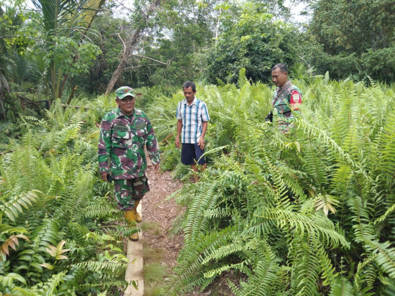 Babinsa Bersama Warga Desa Bandul Antisipasi Karhutla Dengan Patroli Rutin
