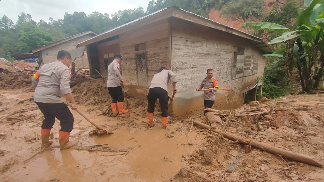 Sigap Bantu Warga di Lokasi Bencana, Brimob Polda Sumut Pulihkan Aktivitas Warga Tapanuli Utara