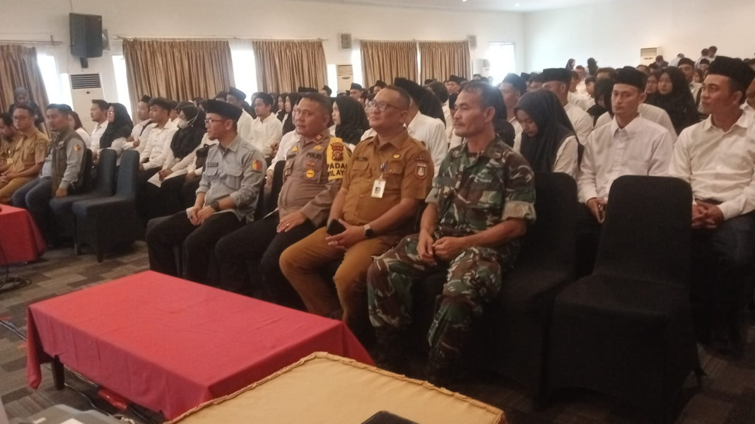 Pembekalan dan Pelantikan Pengawas TPS Dihadiri Oleh Personil Koramil 02