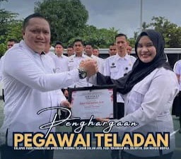 Kalapas kelas IIB Pasir Pengaraian Berikan Penghargaan Pada Pegawai Teladan