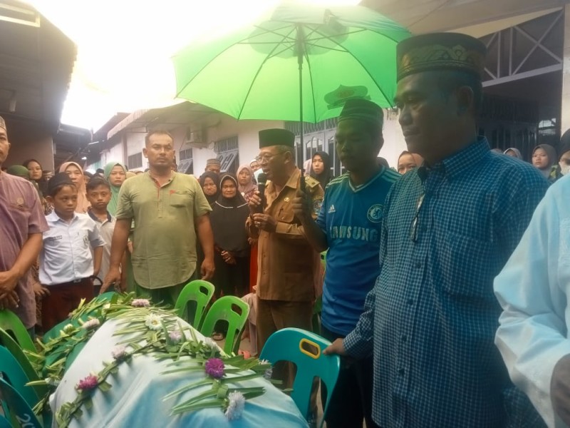 Turut Berduka Cita, Kades Manunggal Melayat ke Rumah Duka Atas Berpulangnya Ibu Kandung Kadus Helfian