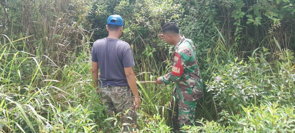 Babinsa Sosialisasikan Larangan Bakar Lahan Saat Patroli Karhutla di Desa Bandul