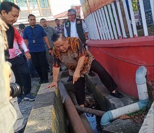 Gubri Turun ke Dalam Drainase Pastikan Kondisi Saluran Tersumbat