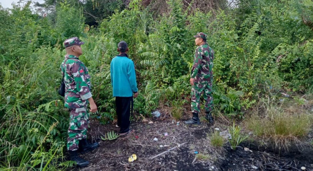 Sertu Purba dan Praka Yudi Pimpin Patroli di Desa Semukut, Antisipasi Potensi Karhutla