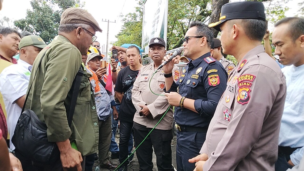 Masalah Aktifitas Pembongkaran dan Penimbunan Barang Impor Bentonite, SBSI 92 Aksi Damai di Kantor Bea Cukai Dumai