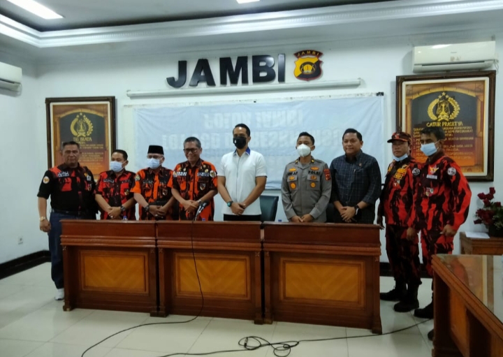 Puluhan Anggota Ormas Pemuda Pancasila mendatangi Mapolda Jambi