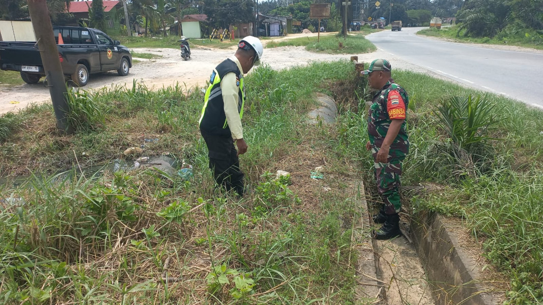Patroli Bersama, Babinsa dan Security Pertamina Hulu Rokan Sosialisasikan Keamanan Pipa