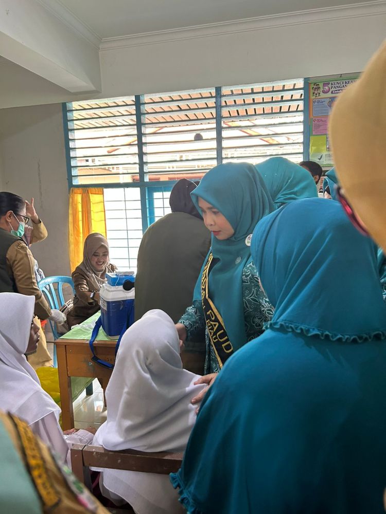 Pj Ketua TP PKK Riau Meinjau Kegiatan Pemberian Pin Polio, Imunisasi Td, HPV Serta Campak