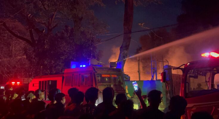 Sigap dan Tanggap, Mobil Armoured Water Cannon (AWC) Brimob Polda Sumut Dikerahkan Padamkan Kebakaran Hebat di PT Garuda Mas Perkasa