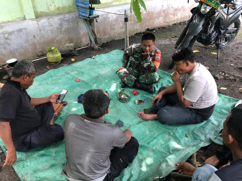 Tingkatkan Keakraban, Babinsa Sungai Sembilan Adakan Komsos di Wilayah Binaan