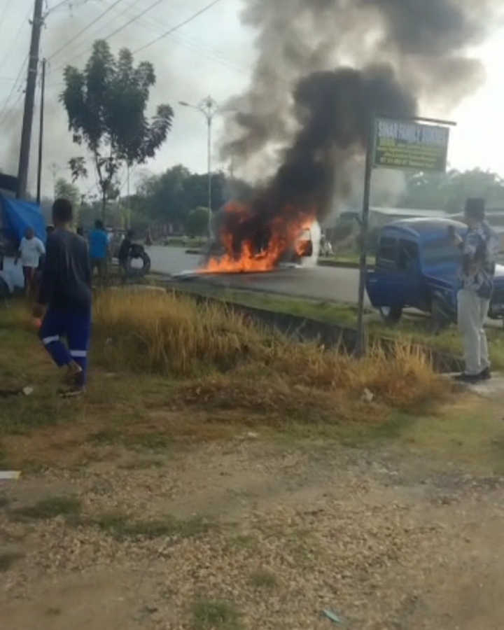 Diduga Saat Menyalin BBM, Mobil Kijang Hangus Terbakar