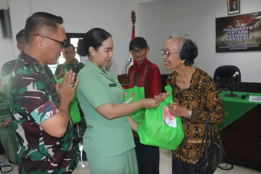 Dandim Pati Bagikan 100 Paket Sembako Dalam Rangka HUT Ke-79 Tentara Nasional Indonesia