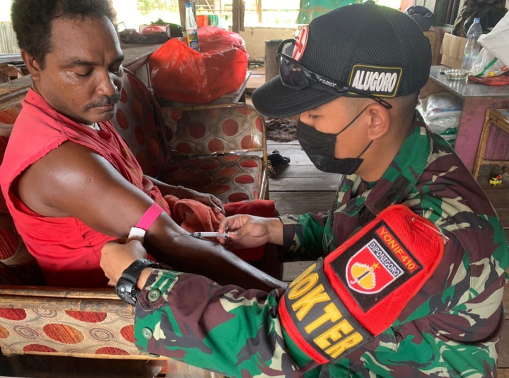 Satgas Yonif 410/Alugoro Berikan Pengobatan Dan Pemeriksaan Kesehatan Door To Door Kepada Masyarakat Papua Di Perbatasan