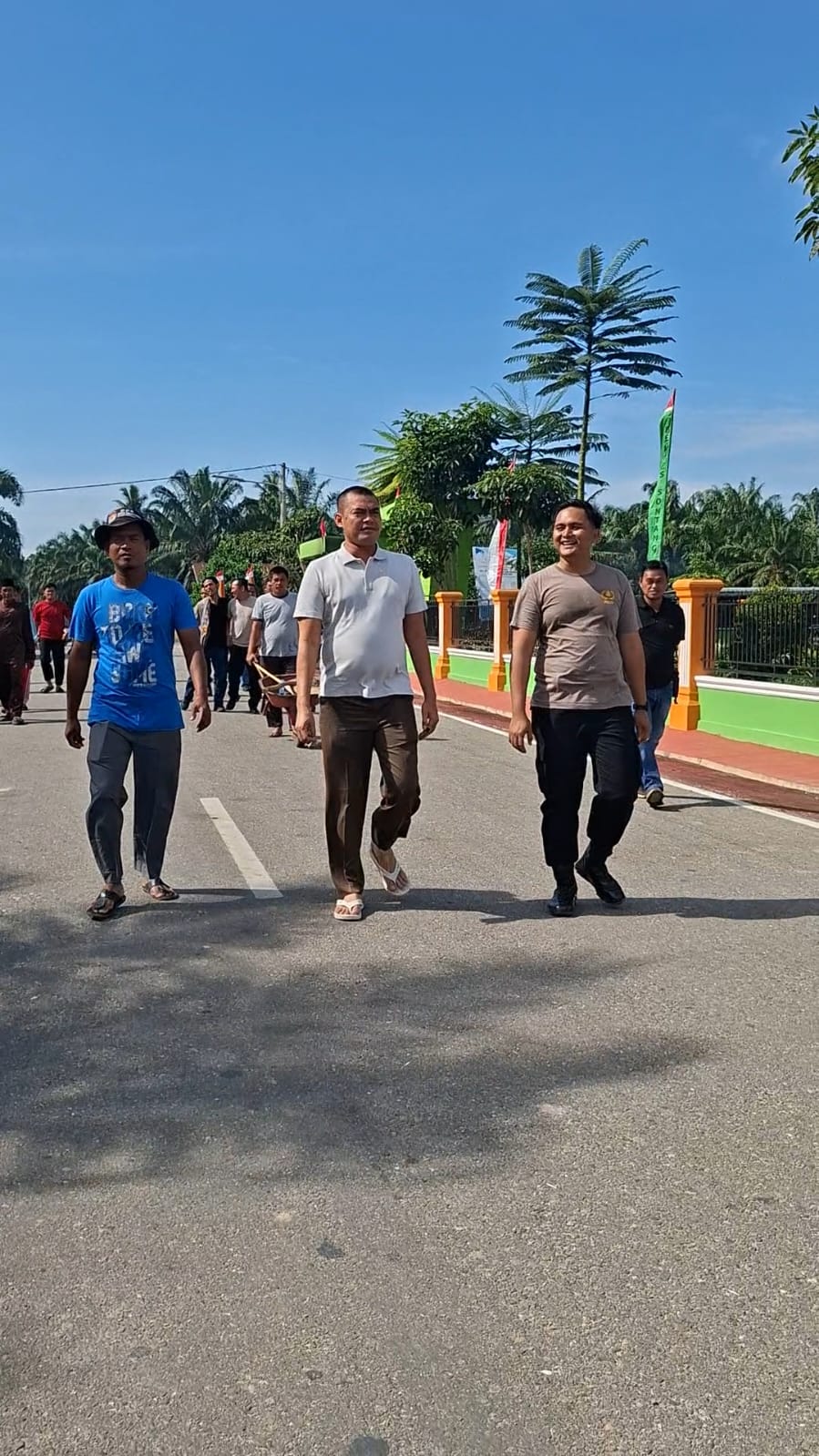 Kades  Zulfahrianto Bersama Warga Sontang  dan Personil Polsek Bonai Goro Antisipasi Banjir