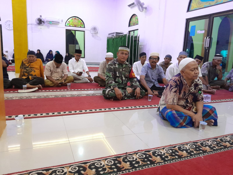Halal Bihalal di Masjid Nurul Yakin, Babinsa Serma Fahrizal Purba Perkuat Semangat Kekeluargaan