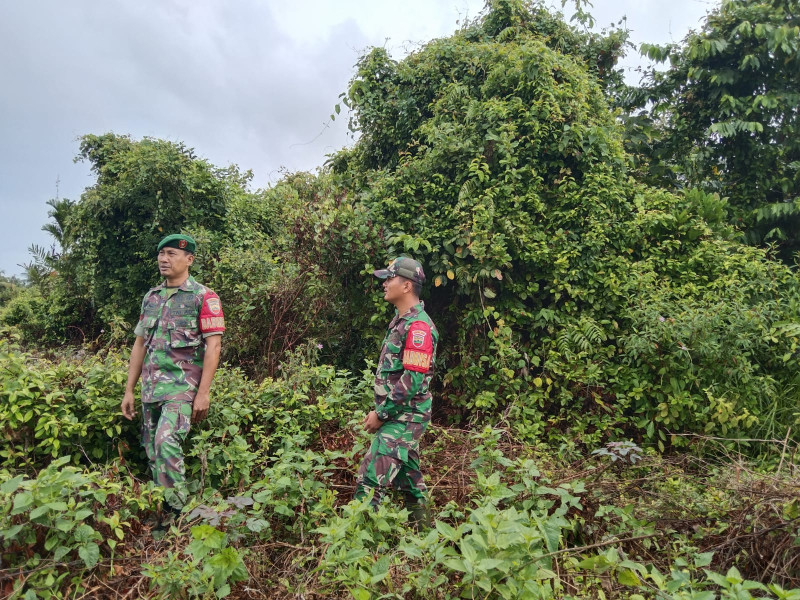 Patroli dan Komsos Babinsa di Desa Dedap Tekan Potensi Karhutla