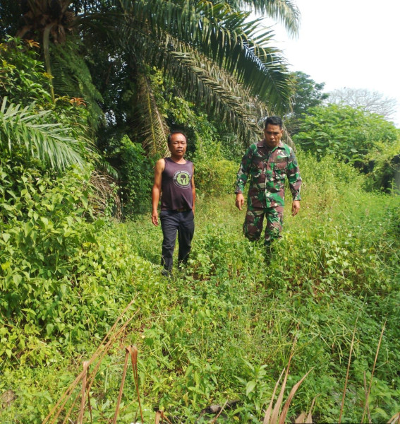 Patroli Karlahut, Babinsa Koramil 03/Sungai Sembilan Ajak Warga Jaga Kebersihan Lingkungan