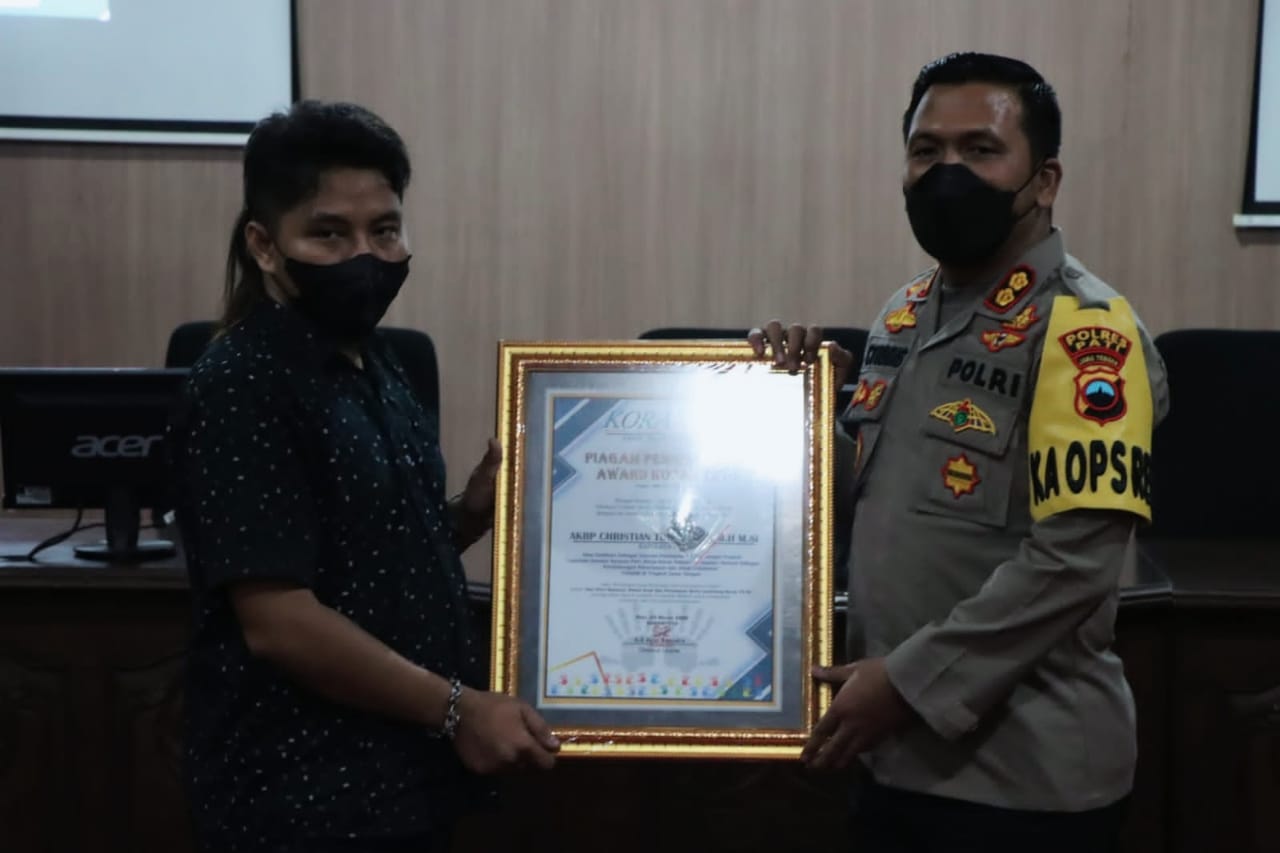 Dirut PT. MNS Grub Pers Berikan Penghargaan Award KoranTV10 Kepada Kapolres Pati