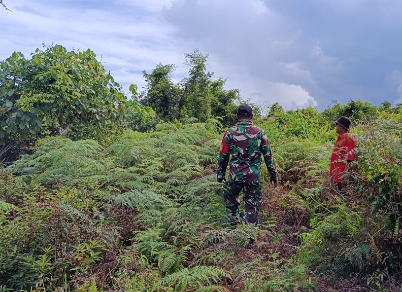 Babinsa Cek Sumber Air dan Edukasi Warga Saat Patroli Karhutla