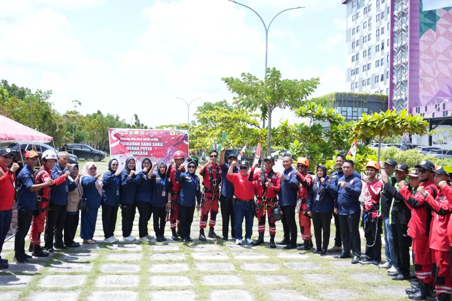 Pertamina RU II Dumai Dukung Vertical Rescue dan Pemkot Kibarkan Bendera Raksasa di Hotel Tertinggi Kota Dumai