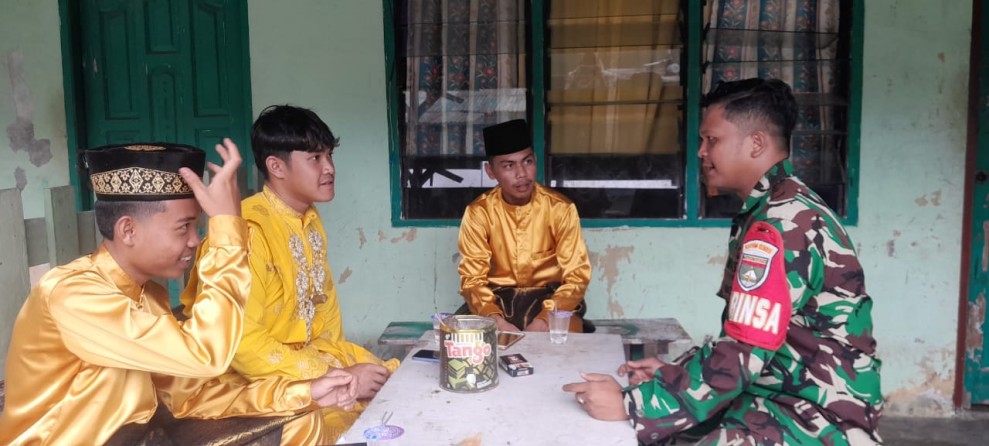 Tingkatkan Sinegritas, Babinsa Hutagalung Ajak Warga Rawat Kebersamaan