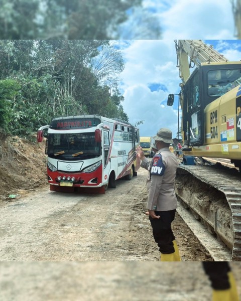 Brimob dan Polsek Sipirok Kawal Perbaikan Jalan Longsor Demi Keselamatan Pengguna Jalan