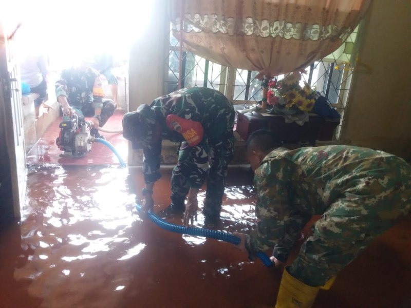 Tanggap Cepat Koramil 01 Dalam Membantu Masyarakat Yang Terkena Banjir