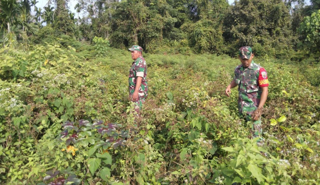 Babinsa Bersama Warga Desa Bandul Cegah Karhutla