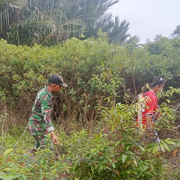 Lewat Patroli Rutin, Babinsa Ingatkan Warga Bahaya Bakar Lahan
