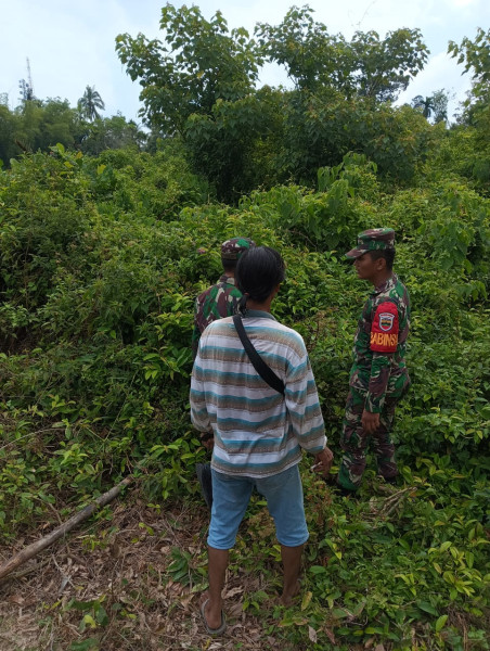 Cegah Kebakaran Hutan, Babinsa Serda Rian dan Pratu Roihan Sosialisasikan Bahaya Karhutla