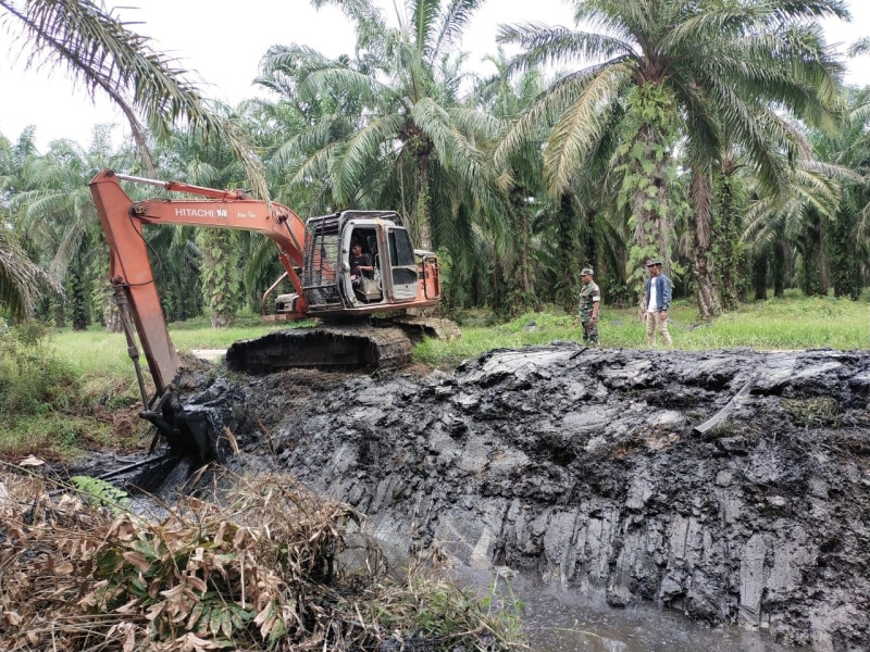 Serka Khorianto Pimpin Normalisasi Parit di Tengah Kekeringan Melanda