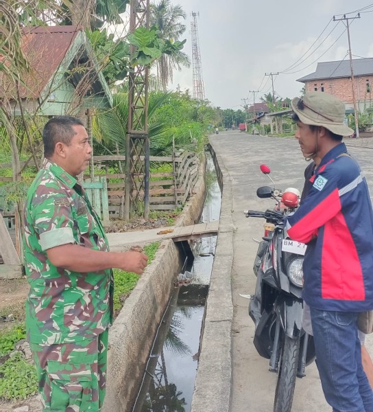 Semangat Kebangsaan Menguat di Teluk Belitung, Babinsa Gaungkan Persatuan Lewat Komsos Bersama Warga