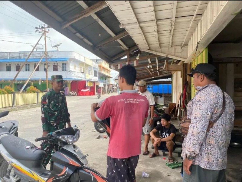 Jalin Kedekatan dengan Warga, Babinsa Koramil 06/Merbau Intensifkan Komsos di Wilayah Binaan