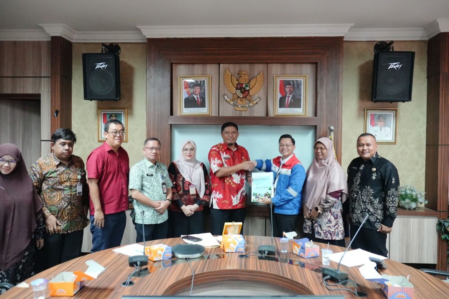 Satu Buku, Sejuta Harapan Untuk Masa Depan: Kilang Pertamina Dumai Serahkan Buku “Sahabat Pesisir” ke Pemko Dumai