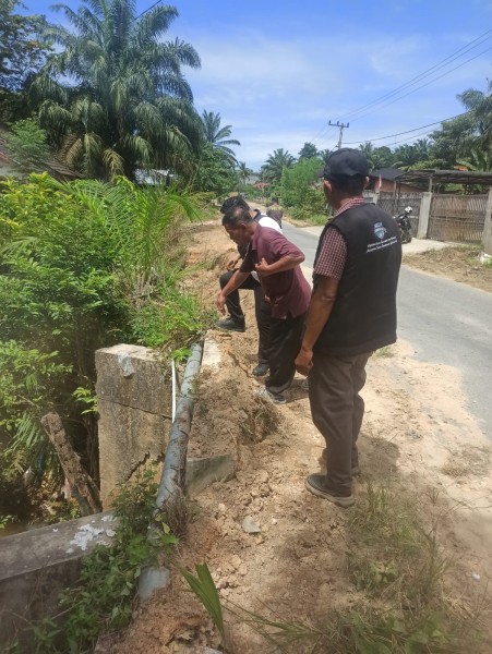 Dinas PUPR Rohul Tinjau Turap Longsor dan Box Culvert di Desa Muara Jaya