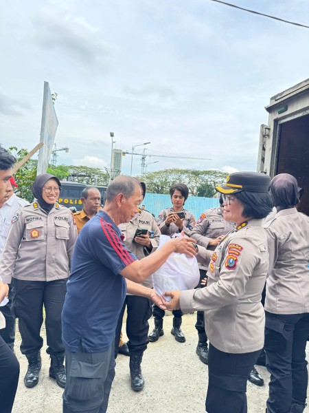 Polwan Polda Sumut Tebar Kepedulian, Salurkan 350 Paket Sembako di Tiga Lokasi