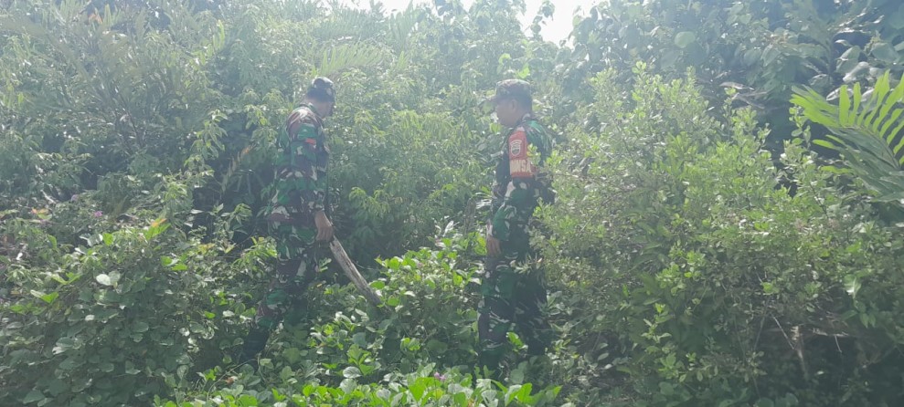 Babinsa Koramil 06/Merbau Gencarkan Patroli dan Sosialisasi Cegah Karhutla di Desa Renak Dungun