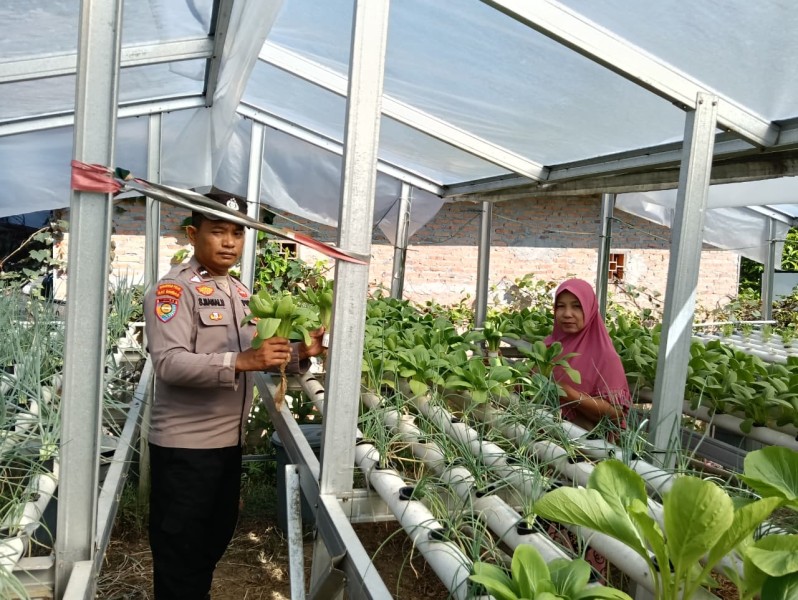 Bhabinkamtibmas dan Warga Mekar Sari Jalankan Program Ketahanan Pangan