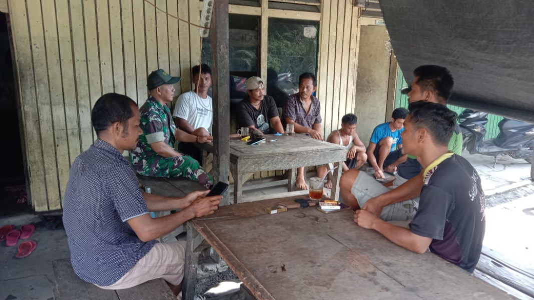 Sertu Jainal Arifin dan Masyarakat Diskusikan Tentang Pencegahan Tindak Kejahatan