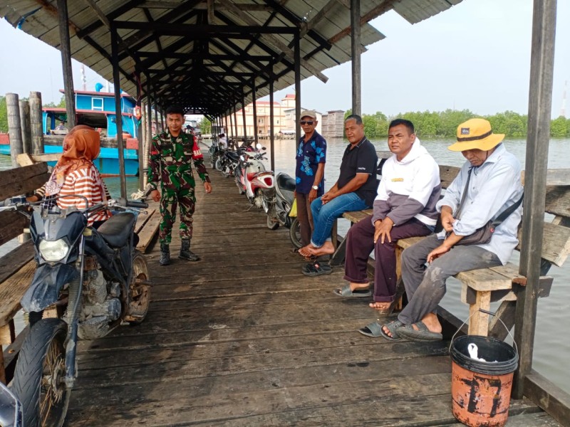 Perkuat Kemanunggalan TNI dan Rakyat, Babinsa Merbau Gelar Komsos di Kampung Pancasila