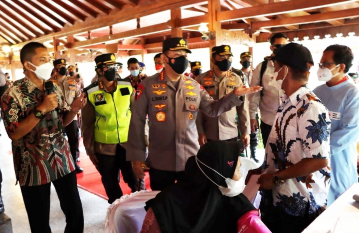 Gelar Vaksinasi di Candi Borobudur, Kapolri: Percepatan di Tempat Wisata yang Interaksi Tinggi 