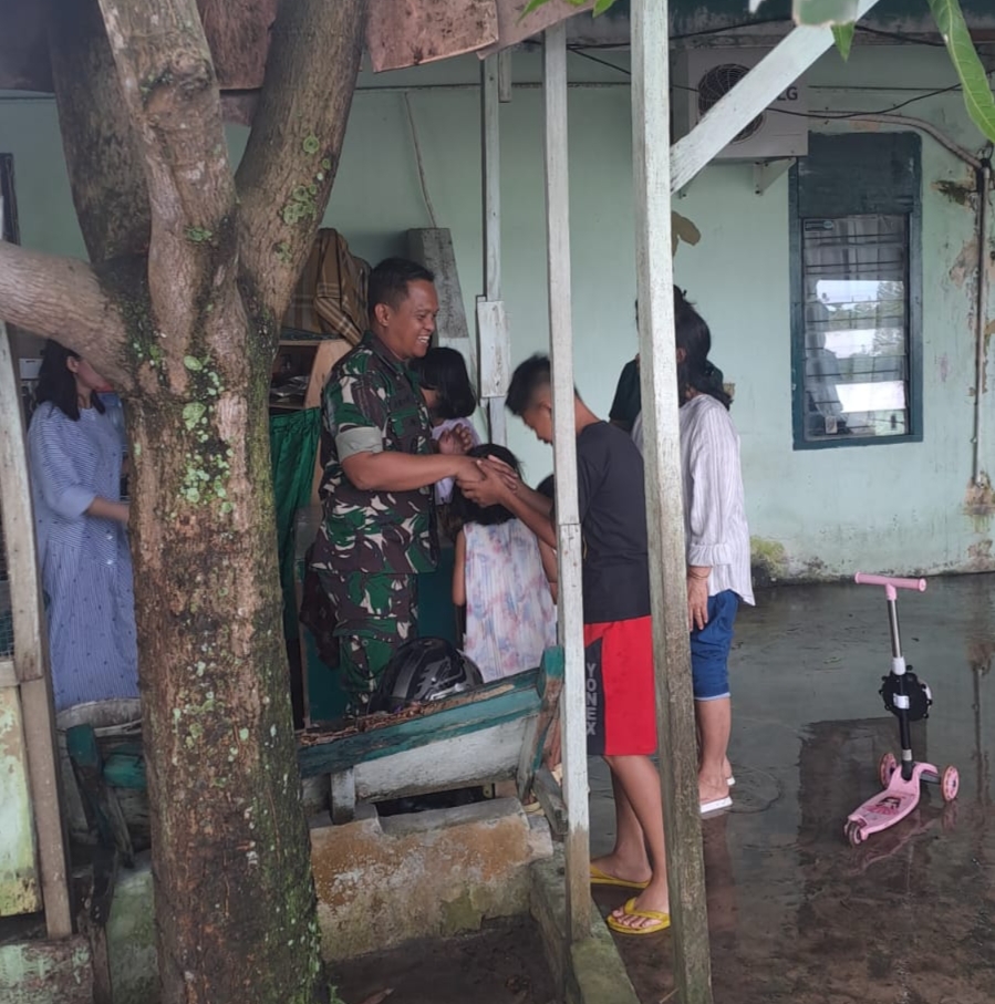 Letkol Inf Antony Tri Wibowo dan Ketua Persit Tinjau Keadaan Rumah Personil Yang Terkena Banjir