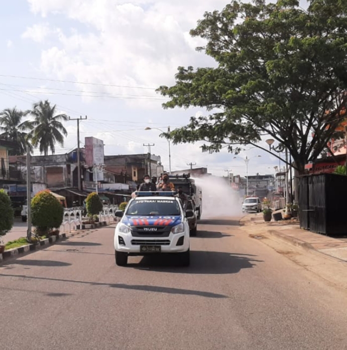 Sandang Status Zona Merah Covid 19, Polres Rohul Dan Forkopimda Semprotkan Disinfektan