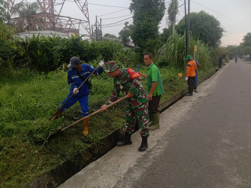 Serka Sutiono Bergotong Royong Guna Cegah Banjir