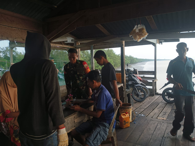 Anggota Koramil 06/Merbau, Pratu Muzaden, Berdialog dengan Warga Kampung Pancasila Untuk Memperkuat Nilai Pancasila