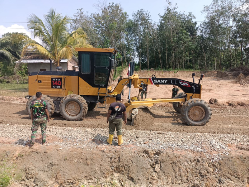 Satgas TMMD Terus Memfokuskan Diri Untuk Membenahi Jalan Samudra