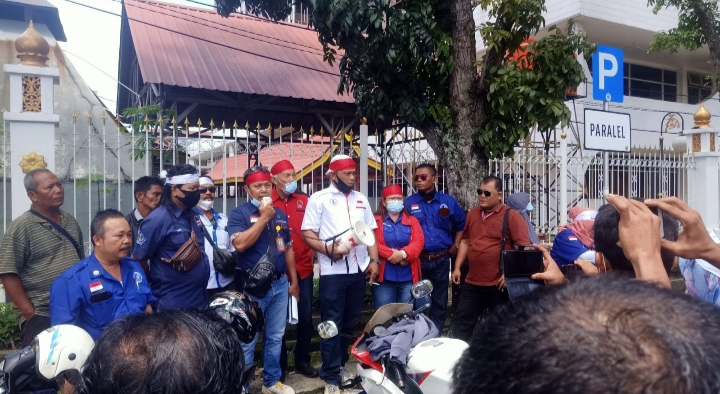 Unjuk Rasa Aliansi Pers Geruduk Kantor Gubernur Riau