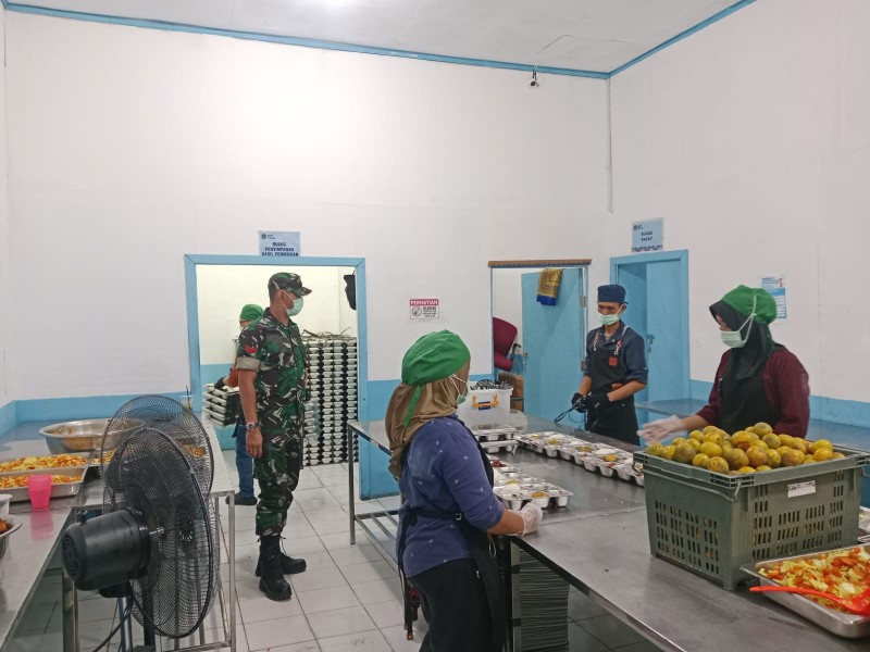 Pendampingan Babinsa Sukseskan Penyaluran Makan Sehat Bergizi bagi Ribuan Penerima di Kepulauan Meranti