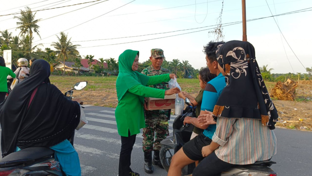 Kapten Inf Syuar Hendri: Kegiatan Pembagian Takjil Ramadhan Wujud Kepedulian TNI untuk Masyarakat
