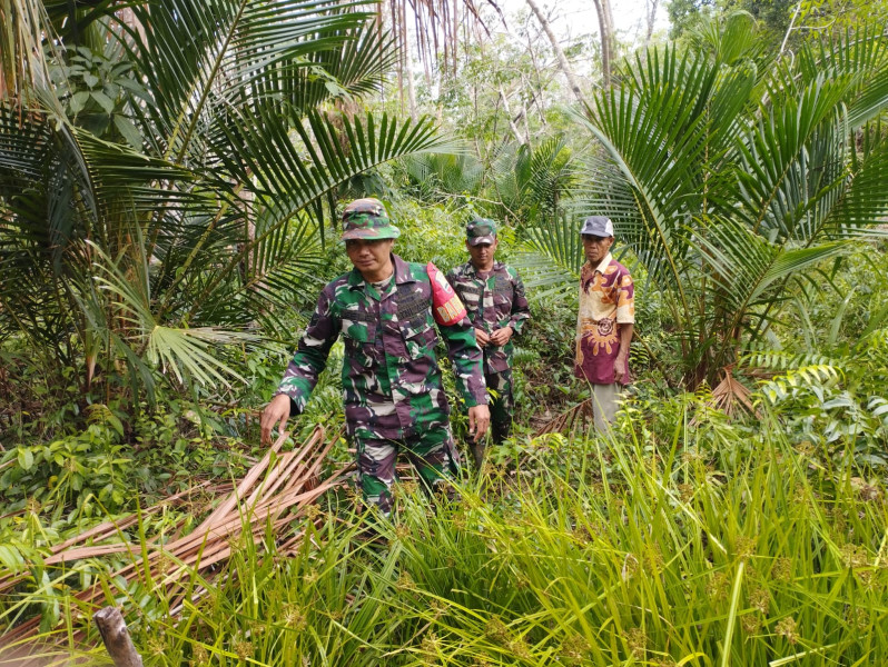 Serma Eri dan Serda Rian Pimpin Patroli Karhutla di Lahan Rawan